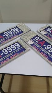 กรอบป้ายทะเบียนฝังเพชร รุ่นสแตนเลสแท้ ฝังเพชรสวารอฟกี้ แบบสั้น1ยาว1มีเส้น รับประกัน5ปี