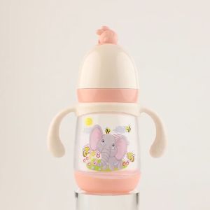 ขวดนมรูปลูกเจี๊ยบ ขวดนม 240 มล. ผลิตจากวัสดุเกรดอาหาร เป็นขวดนมป้องกันแก๊สในท้อง มีด้ามจับกันลื่น เหมาะสำหรับเด็กอายุ 0 - 36 เดือน เป็นของขวัญสำหรับทารกแรกเกิด