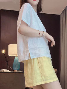 เสื้อยืดแขนสั้นผ้าลินินสีขาวสำหรับผู้หญิง ทรงหลวมสบาย ๆ สไตล์เกาหลี ฤดูร้อน 2024 เสื้อผ้าทำงานสไตล์เกาหลี