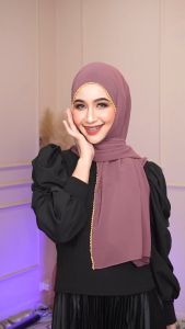 ผ้าคลุมฮิญาบมูลครูประดับเส้นใย สไตล์น่ารัก ใส่ออกงานออรั่มแขกได้ มิตรไมโครนิคใส่สีน้ำเงินเสื่อมแข็ง เหมาะสำหรับผญ HL43 รุสมีนี