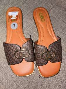 GBG BY GUESS WOMEN’S FLAT SANDALS | 7US