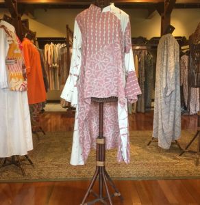 Ainun Tunik by Dian Pelangi LIMITED EDITION Blouse Baju Atasan Kemeja Blus Outfit Kerja Kantor Casual Formal Kerja Pesta Pernikahan Kondangan Wanita Hijaber Cantik Anggun Modis Modern Elegan Mewah Model Korea Terbaru Motif Batik Abstrak Hand Made Kekinian
