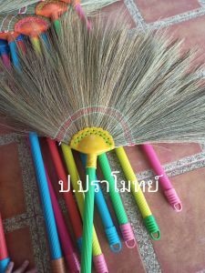 ไม่กวาดดอกหญ้า ด้ามเป็นพลาสติก
