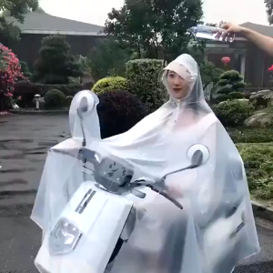 Áo Mưa Trong Suốt Có Kính Che Mặt – Cho 1–2 Người Dáng Cánh Dơi Thời Trang Không Che Đèn Xe