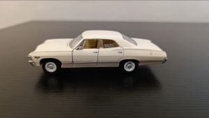 Diecast Mobil Mainan Miniatur 1967 Chevrolet Impala Classic Miniature Die Cast Model 1:43 Souvenir Kado Pajangan