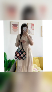 กระเป๋าถัก สินค้าพร้อมส่ง ใส่สะพาย หรือคล้องแขน ลายถักสุ่มดอกสี ชิคๆ Mookrinstyle