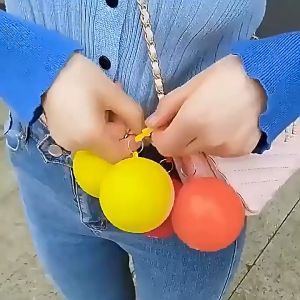 Jas Hujan Pelastik Bola Dengan Gantungan Kunci Warna Warni Raincoat Konser Bola Portable Raincoat Plastik Bisa di Gantung HHG