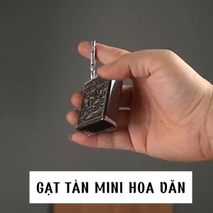 ( hcm ) Gạt tàn thuốc hoa văn size 56mm kim loại khắc chìm sang trọng di mini kiêm móc khóa tiện dụng