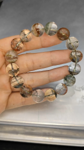 กำไลข้อมือพลอยโป่งข่ามแร่ปะการัง สีเทาอมเขียวปนขาว ขนาด 14 มิล พลอยแท้จากประเทศบราซิล