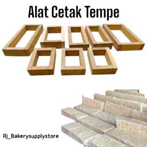 Alat cetak tempe kotak kayu berbagai ukuran untuk pembuatan tempe di dapur rumah.