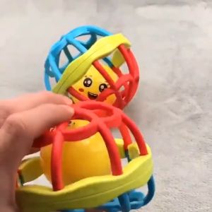 Mainan Anak Bayi Bola Putar Rattle Teether dengan Suara Kerincingan