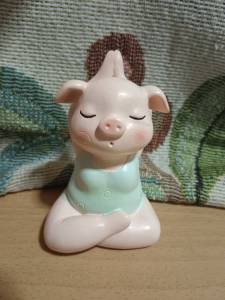 ตุ๊กตาจัดสวนเรซิ่นหมูโยคะ  ตุ๊กตาหมูโยคะจิ๋ว  หมูโยคะ สวนถาด  (ขนาดตัวประมาณ 8 ซม.)  จำนวน  1  ชิ้น