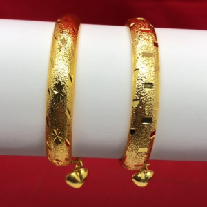 กำไลทองคลิปล็อคตัดลายห้อยหัวใจ คละเเบบ เส้นผ่านศูนย์กลาง 4.5 ซม. ชุบทอง ดีไซส์สวย ใส่ได้ทุกโอกาส รูปถ่ายจากสินค้าจริง พร้อมส่ง