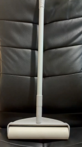 ลูกกลิ้งเก็บขน 24CM ที่กลิ้ง+10 ม้วนกาว ด้ามยาวลูกกลิ้งเก็บฝุ่น ลูกกลิ้งกระดาษกาว ลูกกลิ้งทำความสะอาด ม้วนกาวเก็บฝุ่น