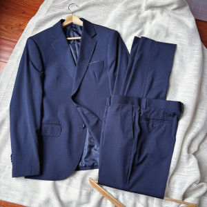 เสื้อแจ็คเก็ตและกางเกงสูทลําลองธุรกิจบางระดับไฮเอนด์ของผู้ชายในเส้นใยโพลีเอสเตอร์สีบริสุทธิ์ขนาดปกติพร้อมผ่าหลังคู่