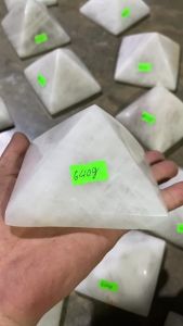 kim tự tháp bằng đá thạch anh trắng năng lượng cao ( đá thạch anh tự nhiên không sử lý )