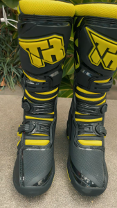【Hot！】Original 【Tiger】 Mx Boots / Motocross Boots MTR-T3 Motocross Trail MX Boots T2 - Black with red accents adjustable straps durable design motorcycle fit riding scene.