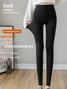 MiiOW | กางเกงขาสั้นทรงเข้ารูปเอวกลางสำหรับผู้หญิง กางเกงขายาวลำลอง ไร้ตะเข็บ ป้องกันแสง สไตล์ใหม่ ฤดูร้อน 2025 กระชับสัดส่วน