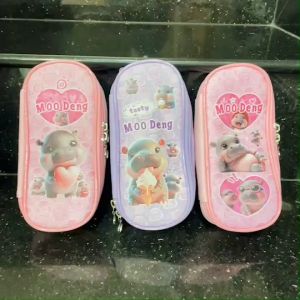 หมูเด้งน่ารักฉ่ำสุด ๆ วันนี้มาในรูปแบบ กระเป๋าดินสอ - วัสดุหนัง PU - ด้านในมีช่องเล็กใส่ปากกา แปรงแต่งหน้า - ขนาด 22×10×5 cm