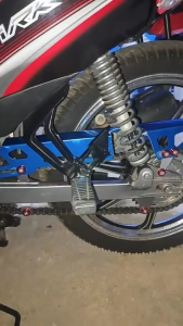 บังโซ่​แต่ง บังโซ่สี บังโซ่อลูมิเนียม ทนทาน ป้องกันการแตกหัก ฝุ่น สิ่งสกปรก และละอองน้ำ ผลิตจากอลูมิเนียมอัลลอยคุณภาพสูง ใช้ได้กับรถจักรยานยนต์ Wave