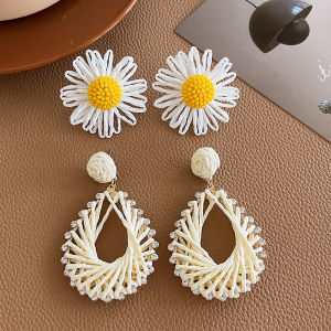 Retro Hong Kong Style Milk White Womens Earrings 2024 New Popular High-End Sensation Ear Studs Unique Design Elegant Jewelry