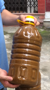 Tương Bần đặc sản Hưng Yên chính hiệu làm từ gạo nếp cái hoa vàng đỗ tương xay nguyên hạt vị chua ngọt bùi bùi rất vừa miệng dùng chấm hoặc nấu đều rất thơm ngon (can 5l siêu tiết kiệm chuyên dùng cho nhà hàng hoặc gia đình sử dụng số lượng lớn)