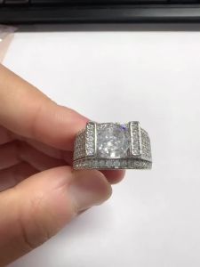 Huitan Women Ring Silver Color Luxury Party Wedding Gorgeous Accessories Inlaid Sparkling CZ Charming Engagement Lady Jewelry