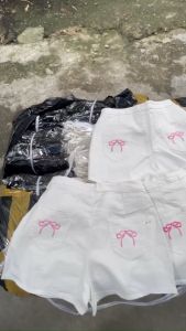 Quần đùi thêu nơ túi đằng sau của nữ thêu màu dập nổi (big size XL)