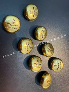 กระดุมโลหะสไตล์ย้อนยุคแบบใหม่ กระดุมเสื้อโค้ท แจ็คเก็ต เสื้อกันหนาว ขนสัตว์ กระดุมเสื้อกั๊กแบบมีตัวอักษร กระดุมเสื้อผ้าสำหรับฤดูใบไม้ร่วงและฤดูหนาว