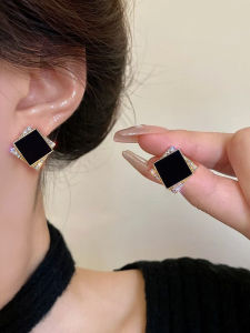 ต่างหูรูปเพชรสีดำแบบมีหัวเข็มขัดป้องกันการสูญหาย เครื่องประดับแฟชั่นเรียบง่าย ดีไซน์เรขาคณิต ดีไซน์เฉพาะตัว เครื่องประดับหูระดับไฮเอนด์