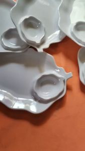 Dĩa hình lá nhựa melamine trắng bóng đựng thức ăn và có ô đựng nước chấm DTC 06: 25.5 x 17.5 x 2.5 cm