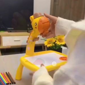 เครื่องประสบการณ์ตั้งโต๊ะ สำหรับเด็ก โต๊ะวาดภาพ หรือการหัดวาดรูป ภาพวาดแบบยิ่งยาว โต๊ะเล่นเด็ก และกระดานวาดรูปยีราฟ