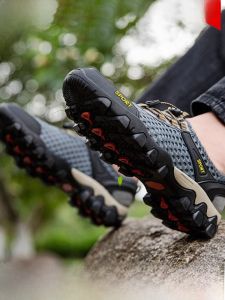 รองเท้าแตะชายหาดแบบสวมใส่สบายสำหรับผู้ชาย ฤดูร้อน กลางแจ้ง รองเท้าแบบสองทาง รองเท้ากันน้ำ สไตล์ลำลอง วัสดุตาข่าย รองเท้ากันน้ำแบบสวมใส่สบาย