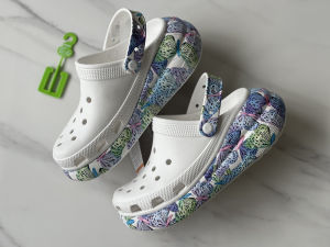 Printed graffiti casual slip-on sandals with holes for ventilation anti-slip and durable foam soles fashionable and versatile slippers