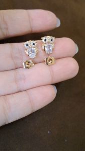 Anting Tusuk Solitaire Owl Red Kristal Titanium 18K (Emas)