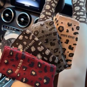 เสือดาวพิมพ์ผ้าฝ้ายถุงเท้ากลางลูกวัวผู้หญิงอินเทรนด์อินเทอร์เน็ตที่มีชื่อเสียงสไตล์ฤดูใบไม้ร่วงฤดูหนาวสูงเอวเกาหลีรุ่นน่ารักหลอดยาว