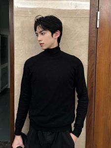 เสื้อสเวตเตอร์คอปกสูงครึ่งตัวสีดำสำหรับผู้ชาย ทรงสลิมฟิต อบอุ่น ด้านใน เสื้อถัก ดีไซน์เก๋ไก๋ สวมใส่สบาย ฤดูหนาว