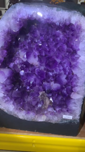 🔮风水‘土’形口字洞 八方来财 统统进我口袋😌  紫水晶洞之所以被认为有能量，主要来自以下几个角度（科学+能量学结合来看）：  🔬 1. 自然形成的能量场  紫水晶洞在地底经过数百万年高温高压形成，过程中吸收了地壳的磁场能量与矿物振动频率。 这些晶体分子排列整齐，能产生稳定的能量波动，就像天然的能量共振器。  ⸻  🔮 2. 能量学与灵性角度  在能量疗愈和风水中，紫水晶洞被视为：  • 净化能量的强力石（能清理空间中的负能量）  • 放大正能量与磁场（帮助平衡情绪与思绪）  • 吸引贵人、智慧与