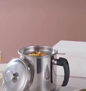 หม้อกรองน้ำมัน ที่กรองน้ำมัน พร้อมฝาปิด ความจุ 1.3 ลิตร ตะแกรงกรองน้ำมัน หม้อเก็บน้ำมัน หม้อกรองสแตนเลส ไม่เป็นสนิม ทนความร้อนได้ดี