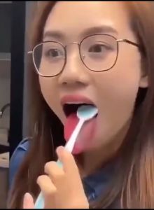 Sikat Lidah Pembersih Mulut: Solusi Bau Nafas Panas Dalam Anak Dewasa