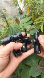 Đèn Laze LZ5 Đo Khoảng Cách Không Nhẩy Tâm Sáng Đỏ Dùng Pin Cúc Áo
