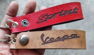 พวงกุญแจ VESPA SPRINT พวงกุญแจหนัง เวสป้า PIAGGIO PVC เกรด AAA ยิงเลเซอร์ โลโก้ มอเตอรไซค์ MOTORCYCLE BIKER KEYCHAIN