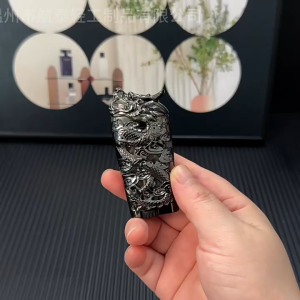 Hột Quẹt Bật Lửa Gas D039 Lộ Thiên Ốp Họa Tiết Rồng Nổi Độc Đáo Có Đèn Led Cực Kỳ Nổi Bật - Nhiều Màu