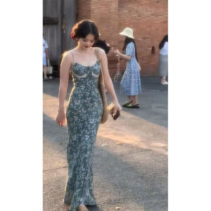 ชุดเดรสยาวสายเดี่ยวพิมพ์ลายดอกไม้สไตล์ฝรั่งเศสย้อนยุค ช่วงฤดูร้อน ชุดไปเที่ยวชายหาด เอวเข้ารูป กระโปรงทรงเอ ชุดเดรสยาว