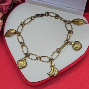 สร้อยข้อมืองานดิบทองเหลืองลายโซ่ห้อยผลไม้ ความยาว 7.5 นิ้ว ลายเเฟชั่น งานดิบไม่ได้ชุบ ทองเหลือง ใส่อาบน้ำได้ รูปถ่ายจากสินค้าจริง พร้อมส่ง