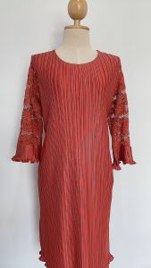 ชุดเดรสคอกลมแขนลูกไม้ ชูด พลีทพรีเมี่ยม ชุดเดรสคอกลมแขนลูกไม้ ชูด พลีทพรีเมี่ยม