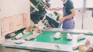 Zhenyu รองเท้าบูทมาร์ตินสำหรับผู้หญิงพื้นหนาสไตล์อังกฤษใส่แล้วดูผอมสไตล์ร้อนฤดูใบไม้ผลิและฤดูใบไม้ร่วงใหม่ย้อนยุครองเท้าบูทสั้นรองเท้าบูทเดี่ยว ins อินเทรนด์