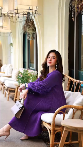 เดรสผ้าอัดพลีทลายกระดูกงูทั้งตัวเนื้อผ้าสัมผัสนุ่ม สีพื้นเรียบหรู มาพร้อมความหรูด้วยดอกไม้ประดับที่หัวไหล่ และแขน ชุดเรียบหรูเหมาะกับทุกโอกาสค่ะ ไม่ว่าจะลุคชิล ๆ หรือออกงานก็สวยมากค่ะ  มี 5 สี ม่วง ชมพู กรม ดำ บานเย็น อก ฟรีไซส์ 40"-70"               เอว