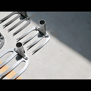 Turning the ground grass rake agricultural rake loose soil iron rake Large agricultural tools Loosening the soil four-toothed rake clearing wasteland agricultural tools Gardening Hoe Weeding Rake Steel Farm Tool Grasping Raking Loosen