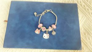 Sanrio | Vòng Tay Charm Sanrio Dễ Thương Dành Cho Bé Gái Kiểu Dáng Mở Có Thể Điều Chỉnh Đính Hạt Màu Hồng Và Chi Tiết Vương Miện Chất Liệu Hợp Kim Kẽm Trang Sức Thời Trang.